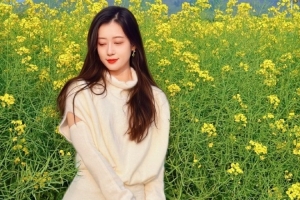 主持人张小薇晒照：2026和油菜花的合影 回去擦衣服花了一个小时