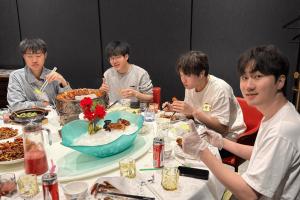 BLG分享赛后聚餐趣事：丹尼把身上的小棉袄给Bin穿