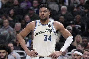 字母哥：拿球砸篮球架吃T是因为沮丧 球队没能打得更聪明