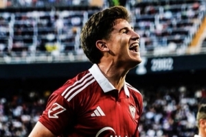 西媒：斯卡洛尼关注塞维利亚22岁边卫奥索，球员有资格代表阿根廷