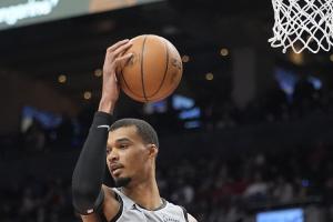 文班自全明星后送出32次帽 联盟断档领先 比第二名怀特多17次