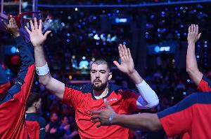 卢：很高兴球迷们向祖巴茨表达了敬意 他配得上这一切