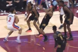 NBA官方：骑士球员泰森在对阵活塞比赛中假摔 罚款2000美刀