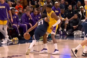 无大碍！穆雷持球强攻被顶到大腿 简单调整后继续作战