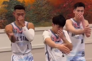 魔性！徐杰&贺希宁&郭昊文合跳舞蹈 动作僵硬且不熟练反添喜感