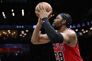 打得不错了！亚布塞莱14中7&三分10中4 砍18分12板并填满数据栏