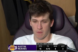 第三节伤到手腕！里夫斯：撞到麻筋了&手都麻木了 暂停后好了些