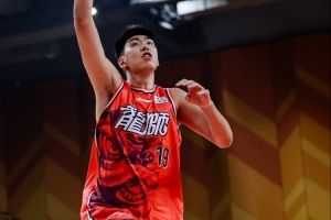 17分10板4帽！媒体人：徐昕威风八面 确实是全明星中锋的水准