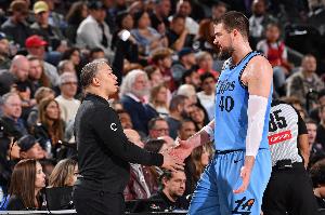 祖巴茨在步行者要投三分？卢调侃：那我希望他今天就能上场展示