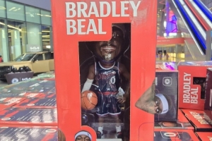 吸引力如何？船记：快船主场今日将发放比尔造型的摇头娃娃