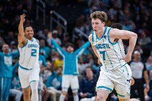 黄蜂分别以20+分差击败近三年卫冕冠军 历史第四队&近60年来首队