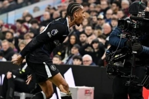 上演帽子戏法的若昂·佩德罗社媒晒照，恩佐、凯塞多等众队友点赞