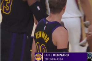 别抱怨了！解说员也忍不了：裁判都警告过了 球员都闭嘴打球吧！