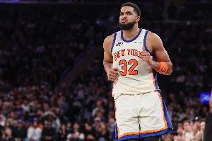 迈克·布朗：唐斯的防守做得很棒 他在比赛里的提升值得称赞