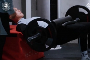 今日健身训练  全力拼搏