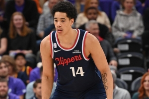 希望无大碍！快船官方：尼德豪泽右脚受伤 本场比赛提前退赛