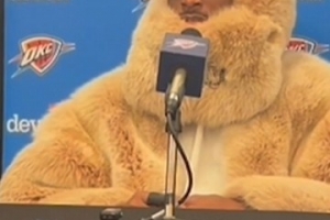 纽约这么冷？！亚历山大赛后穿着毛茸茸的衣服 双手交叉塞进衣袖