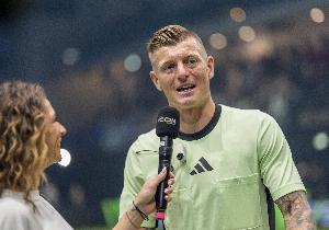 克罗斯：施洛特贝克对斯坦尼西奇的犯规应吃到红牌，他犯错太多