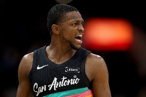 率先发力！福克斯首节9中6砍下16分 三分5中3