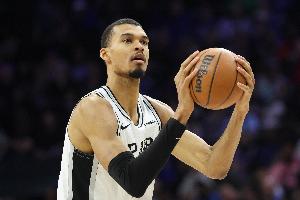 文班亚马单场砍至少38分16板5帽且进4+三分 NBA历史首人