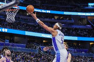 今天是明星表现！班凯罗首节出战8分钟投篮8中5砍两队最高13分