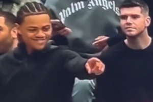 这表情笑skr人！特雷·约翰逊空篮扣飞 基昂特·乔治场下笑嘻了~