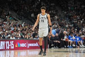 积极性拉满！卡特·布莱恩特奔袭全场 极限送对手追身大帽