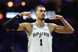 有点慌？火记：马刺防得坎宁安16中5 季后赛将是这种防守强度