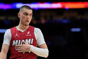 正常发挥！希罗15投8中拿到22分3篮板2助攻1抢断 正负值+8