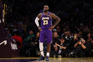 老詹回家？湖媒预想骑士休赛期阵容：詹登&米切尔&莫布里&阿伦