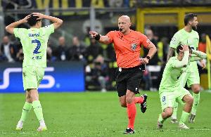 每体：波兰名哨马齐尼亚克伤愈复出，曾对巴萨做出争议判罚