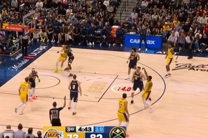 突然就开了！斯玛特外线连中两记三分球缩小分差