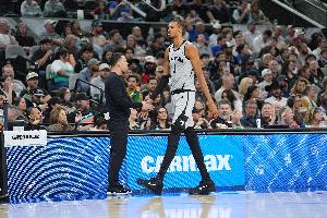 米奇：我们不会让文班场均出战40分钟 对卡斯尔也是相同安排