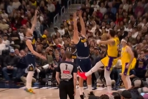 稳扎稳打！东契奇冲击内线抛投丝滑打中 率队迫近比分