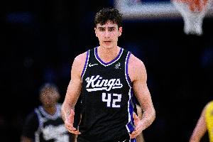 第13次两双继续领跑新秀榜！雷诺12中10高效拿下22分10板4助2断