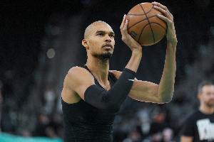 连珠炮！文班和福克斯相继三分穿针 马刺领先11分打停活塞