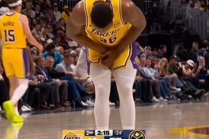 看着都疼！斯玛特要害部位被球砸中 捂着裆部很痛苦