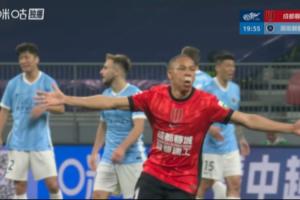 韦林顿·席尔瓦面部被肘击出血，鼻子下面贴了个创可贴