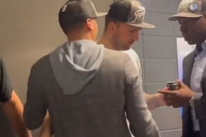 解密！媒体人：芬利解释拿走东契奇啤酒缘由&事后还给他拿了一罐