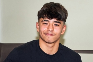 记者：17岁卡多佐签下新合同+入选拜仁名单，孔帕尼对他很满意