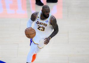 詹姆斯近三战场均打29.5分钟 砍22.3分5板7助 三分命中率53%