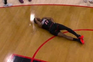 埃奇库姆投篮时被卡布撞到失衡摔倒背部着地 本场比赛不会回归