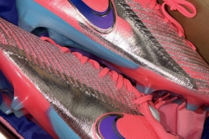 了却一桩心愿！索博斯洛伊晒维尼修斯送给自己的专属战靴