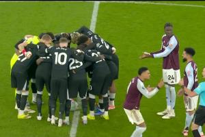 心理战！切尔西球员开球前围在中圈引维拉不满，奥纳纳贡献表情包