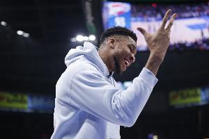 字母哥复出也救不了现在的雄鹿 球队想输球&他却想带队进季后赛