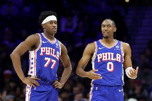 马克西：我第三节离场去更衣室看埃奇库姆的情况 他状态还可以