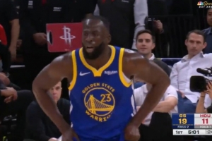 乘胜追击！追梦底角接球 三分出手颠进篮筐