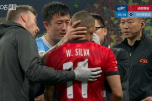 姜至鹏被直红罚下后，主动向出血的韦林顿表示关切和歉意