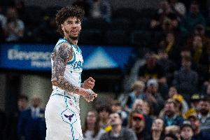 填满数据栏！拉梅洛·鲍尔半场9中3拿到8分3板5助4断1帽