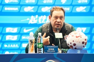 斯卢茨基：眼下困境是我执教生涯第一次遇到，无法改变就专注面对